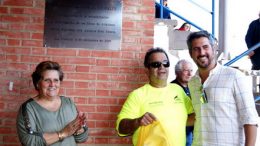 la alcaldesael presidente del club de atletismo y el concejal de deportes tras el descubrimiento de la placa resize